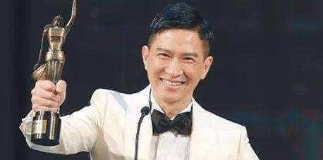 周星驰|华语影坛有两个怪人:一个拒做歌神接班人,一个拒做周星驰接班人