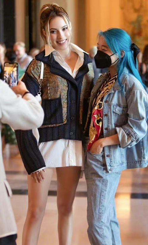 谷爱凌看秀比金卡戴珊还忙！连换四套造型件件惊艳，丸子头美出圈