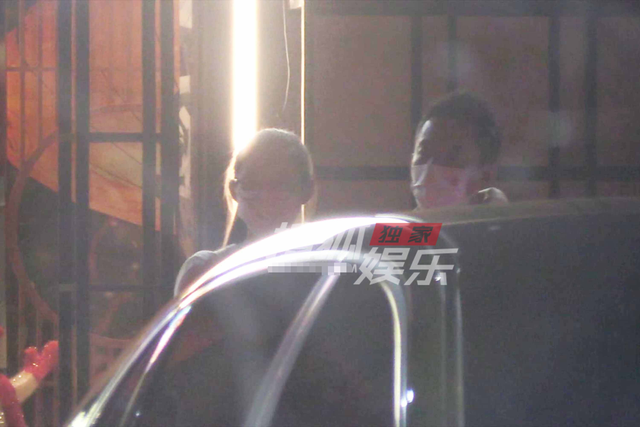 汪小菲|汪小菲张颖颖再被拍!女方撒娇求拥抱,张兰拒其参加家宴仍不认可