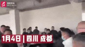 四川成都，某二手车交易市场内，市场方因要提前解除合同关系，与商户发生争执