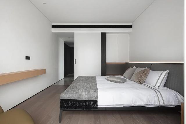 150㎡现代极简，净白的墙面，加入木质感，满屋自然轻松的体验