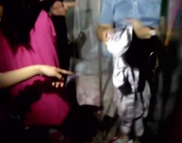14年,“护士”带走婴儿做检查,孩子母亲看一眼她的鞋,立马报警