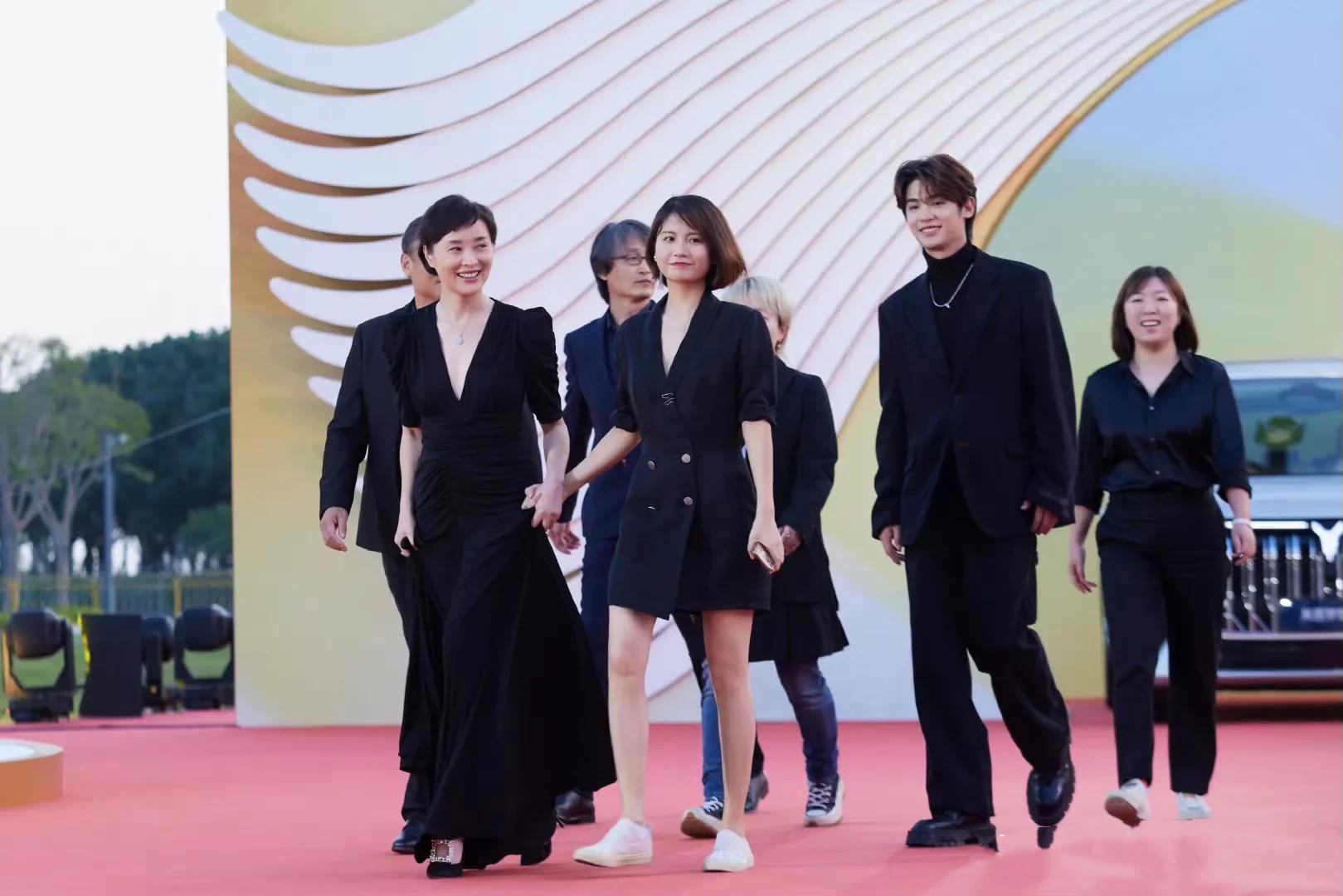 发型 陈建斌前女友吴越，穿V领小黑裙剪“狗啃短发”，50岁也美得高级