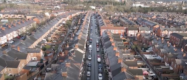 香港|香港夫妻月入六万却坚持移民,结果只能在英国送外卖和工厂打包