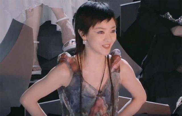 郭采洁|郭采洁《乘风破浪》演绎哥特风新歌，网友评价：被华晨宇附体了