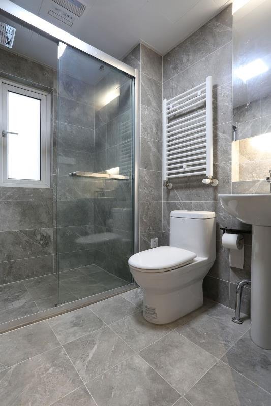 108平现代风三居室，加入现代风格挂画，使客厅看起来更加饱满