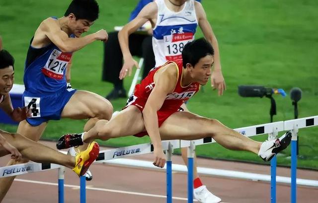 刘翔|刘翔接班人！19岁小将秦伟搏横空出世，跑出13秒35排名亚洲第一