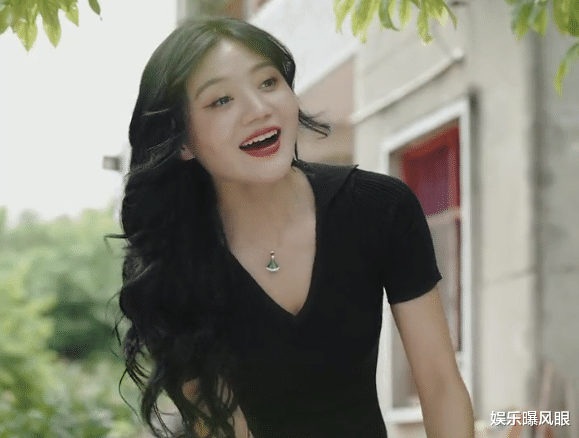 第二个唐小鱼？网红鹿小璐撅屁股开门，用筷子盘头发被批恶心