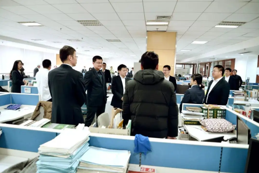 穿衣搭配|公司降薪后员工“集体摆烂”，下班后根本联系不到人，老板很为难！