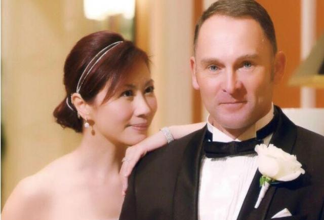 杨宝玲|不老港姐杨宝玲晒与老公15岁儿子合照,网友:看不出年过半百