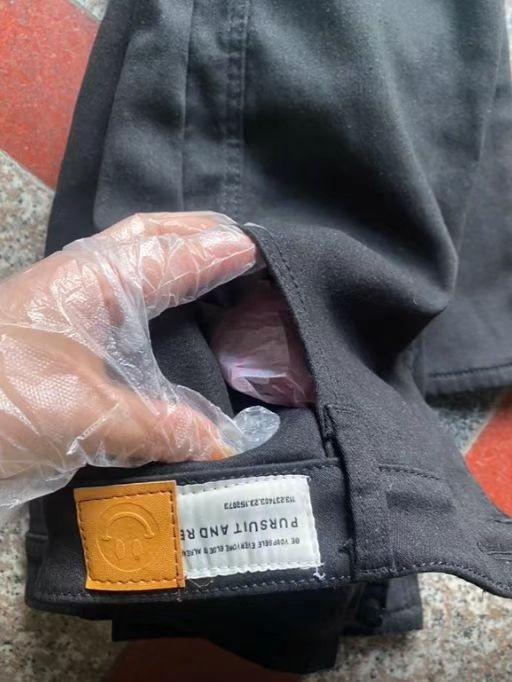 女子网购牛仔裤在裤兜中发现使用过的卫生巾,商家:有可能顾客自己放的!