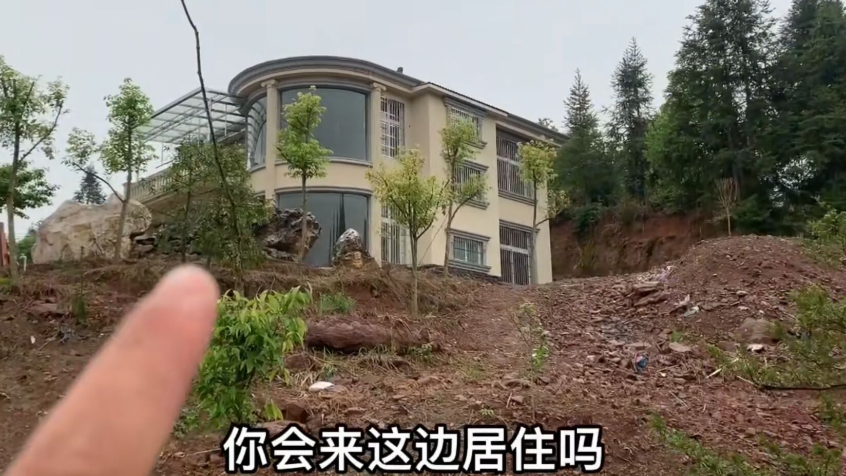 南昌|跟皇宫一样的别墅,住了两个多月,就选择全家搬离,这么好的别墅却没人住?