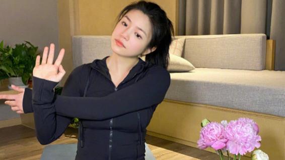 陈妍希|陈妍希用行动辟谣怀孕！穿紧身裤在家中倒立，小腹平坦显完美臀形
