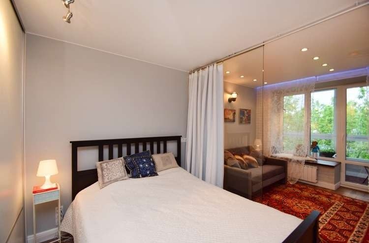 58岁夫妻住34㎡小屋,卧室个客厅用帘子阻隔,那叫一个高级