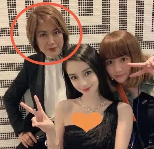 Angelababy|杨颖接电话:打扮下,有个叫黄晓明的大鱼来了,等会安排你们见面