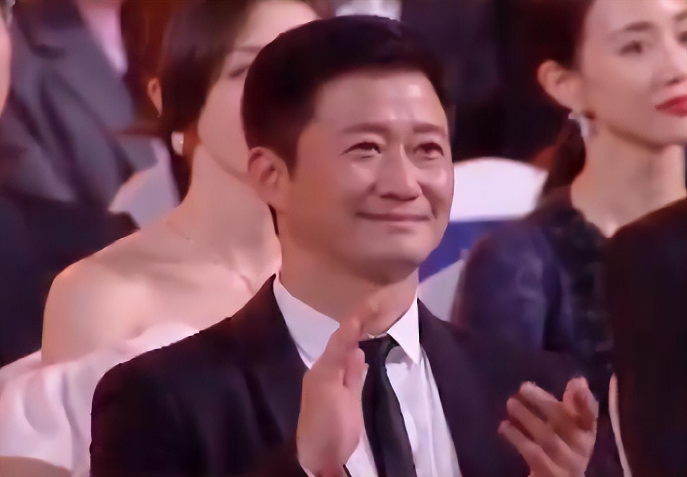 贾玲|百花奖现场明星反应太真实：吴京脸红张译咬牙，贾玲领奖全场哽咽