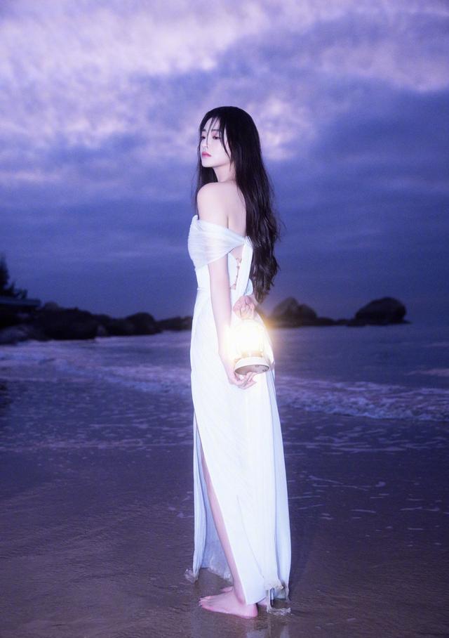 柳岩|柳岩这波赢麻了！蝴蝶结装扮太辣了，一众女星风情万种却不敌她