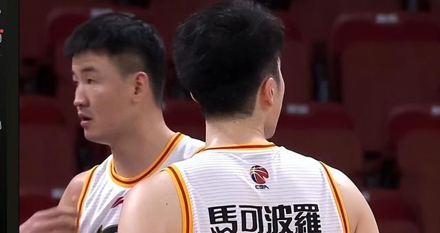 武磊|救对手外援被广告牌砸 CBA别逼球员这样舍己为人