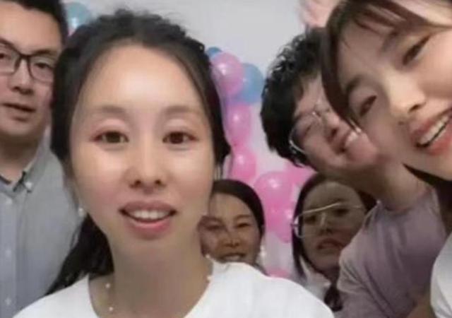 |田静晒家人干农活画面，姚威坐在地上数星星，田家果然是人丁兴旺