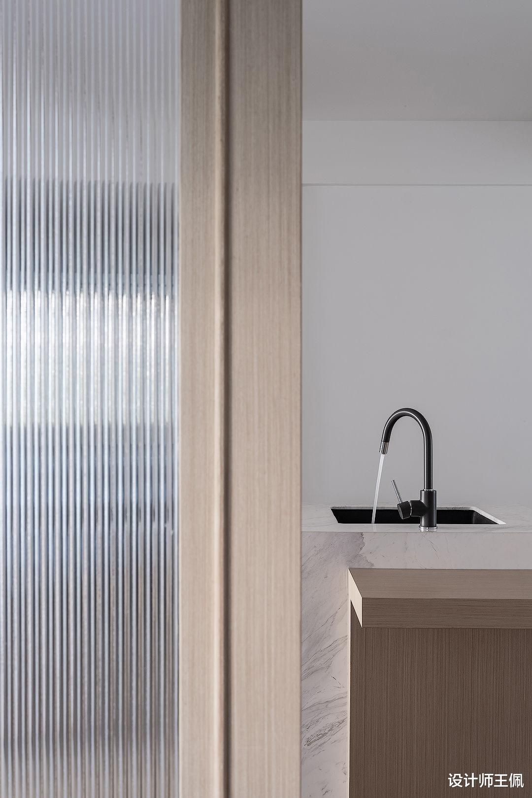 日式极简风让老房实现变身，享受超强采光，还有宽敞阅读区