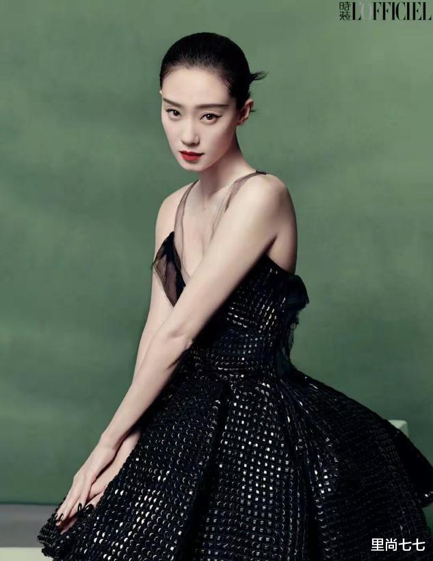 张小斐|张小斐罕见换妆太高级，撞脸倪妮大变样，瘦太狠手腕骨骼突兀