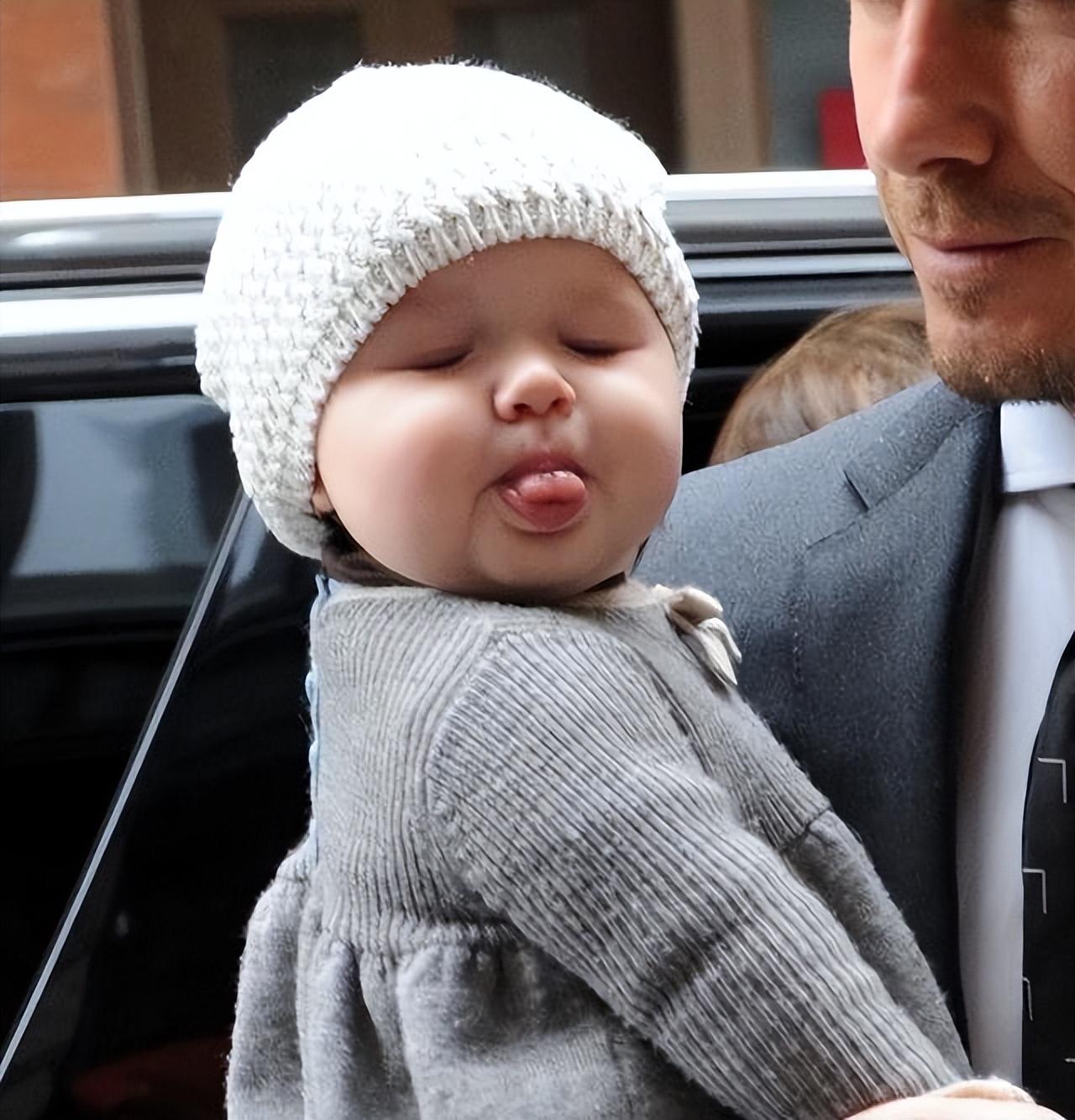 哈珀·贝克汉姆|11岁的贝小七，和贝克汉姆在游轮上，父亲搂着她的肩膀，亲她的脸蛋