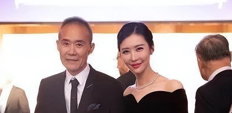 |71岁王石与“小娇妻”同框出现,妻子为他梳理白发,引发网友热议