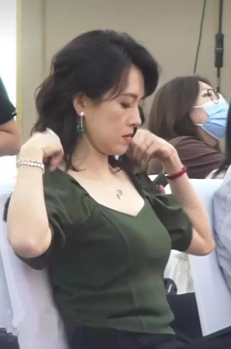 章子怡|43岁章子怡老了，穿衣变保守，现身北影节论坛秀首饰“三件套”