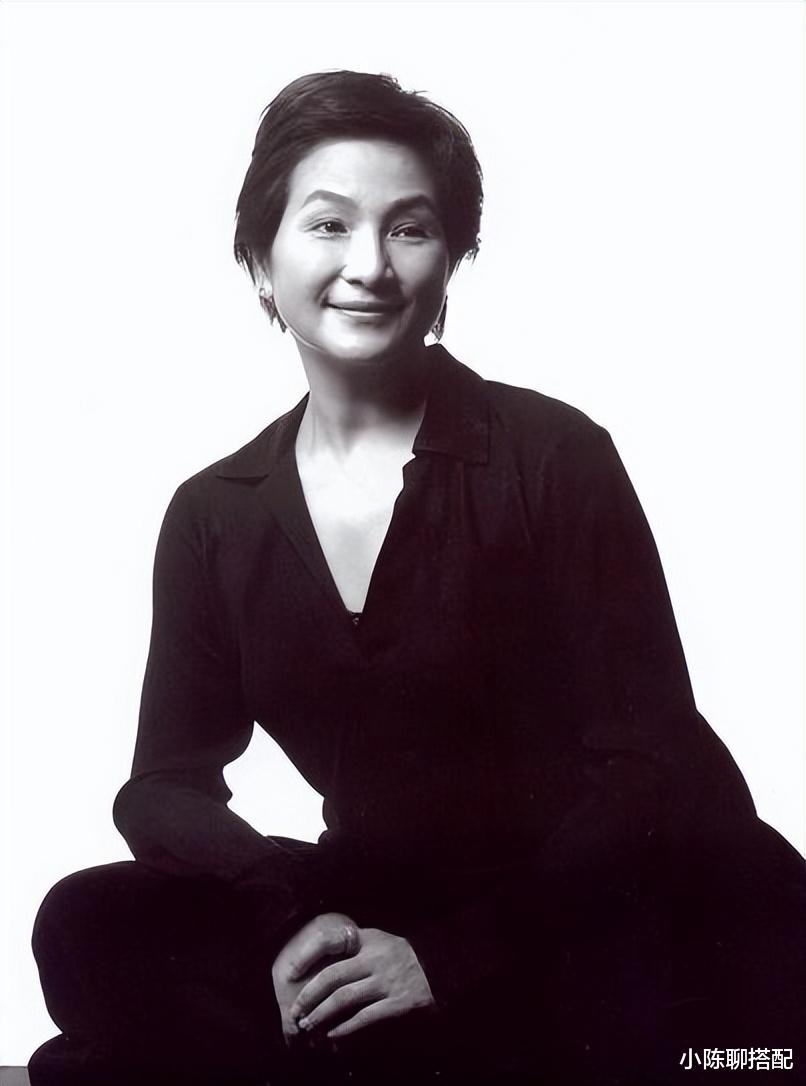 穿衣搭配|武侠影后郑佩佩，心态不老成，穿衣不沉闷，76岁依旧活得漂亮