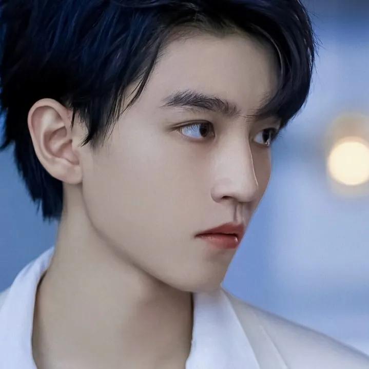 朱一龙|论明星的下颚线,我只服这几位:朱一龙李现棱角分明,肖战太精致