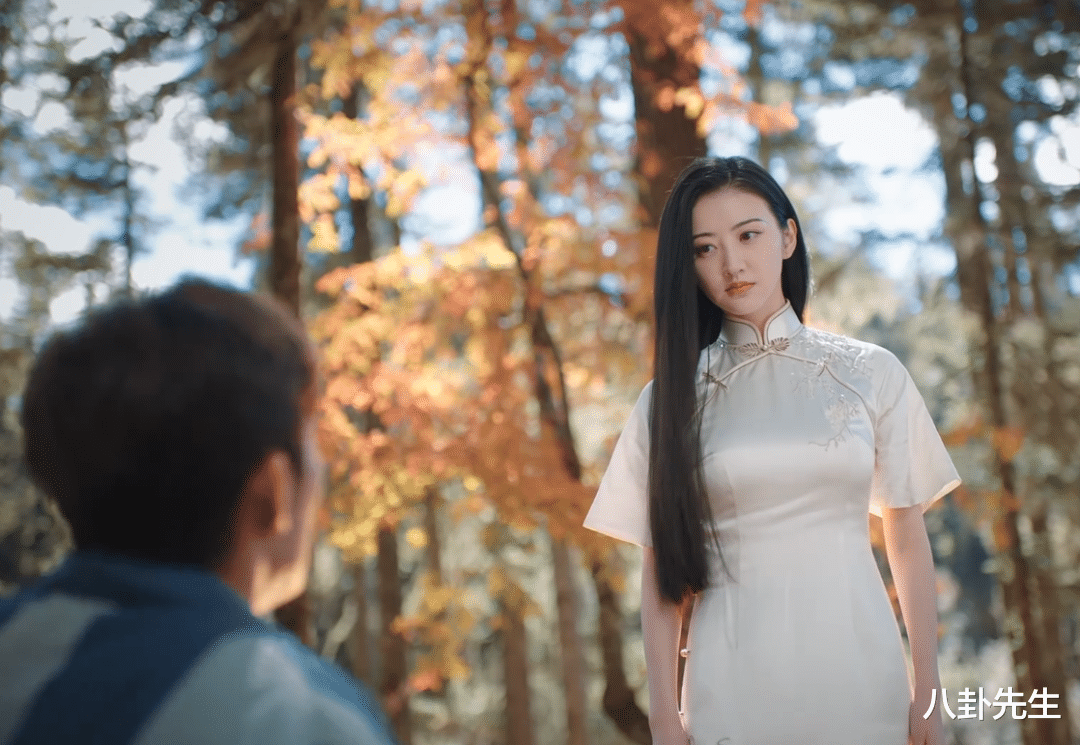 飞行员|这也值得在湖南卫视黄金时段播出?《凭栏》抠图画面好假,看笑了