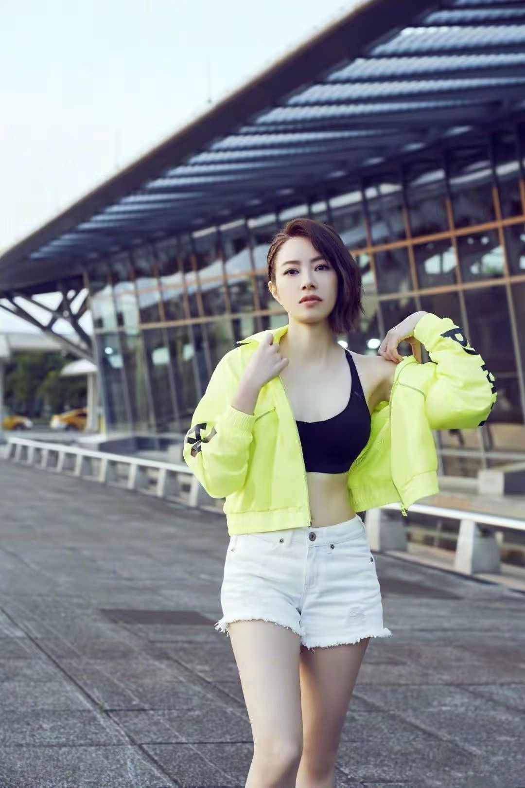 徐怀钰|44岁徐怀钰近照封神!穿荧光外套配运动bra青春活力,女团身材太惊艳