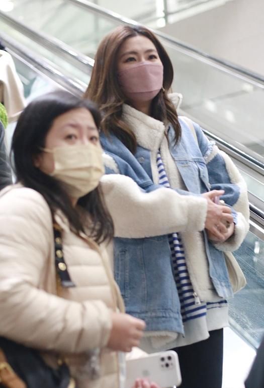 Selina|Selina恋爱后首亮相！穿羊绒羔少女感大爆棚，笑容甜美终于迎来幸福