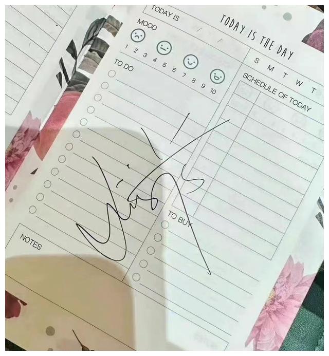 刘亦菲|网友三里屯偶遇刘亦菲逛街，黑色柔顺秀发超惹眼，口罩难挡天仙美貌