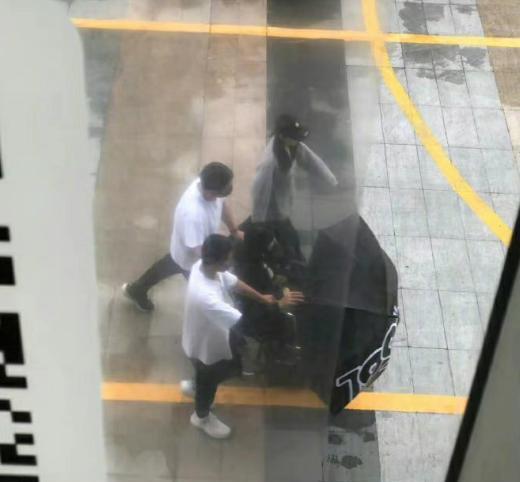 迪丽热巴|杨紫受伤后坐轮椅回剧组上班!就医画面曝光,迪丽热巴意外被牵扯