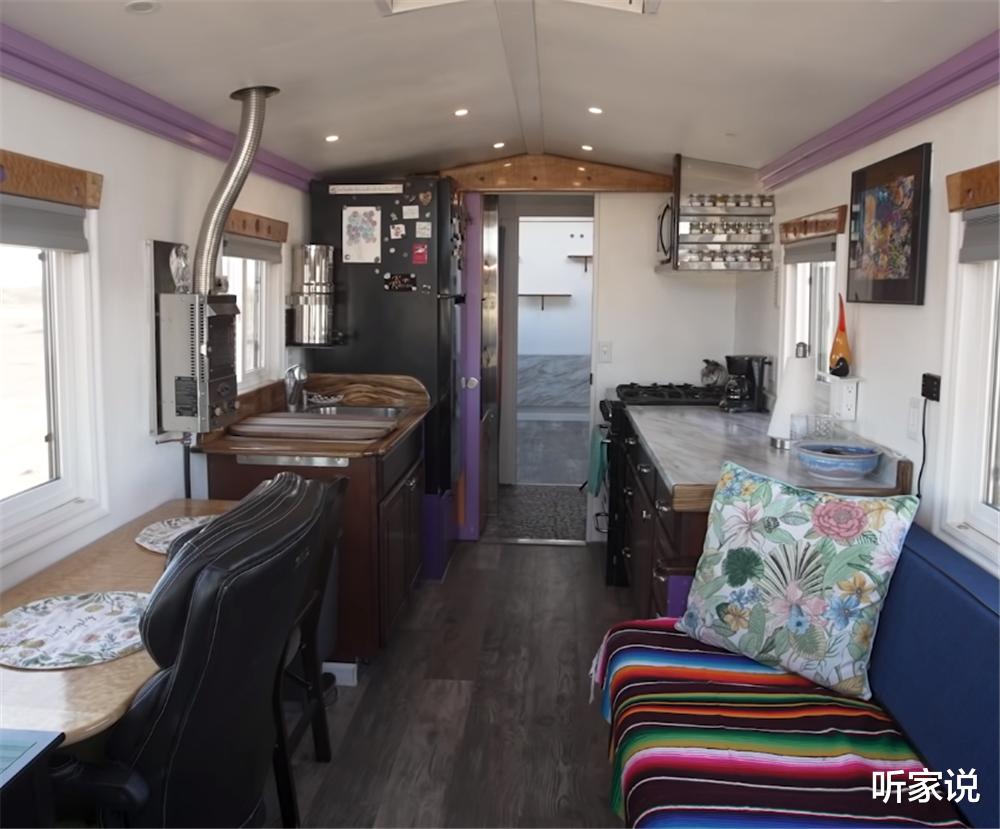 65岁老夫妻退休后积极乐观：将旧大巴改房车，住进23㎡蜗居中生活