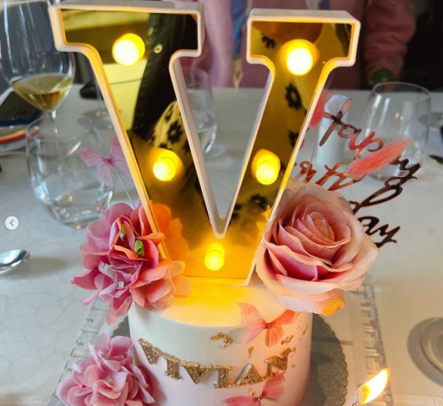 李嘉欣|李嘉欣和姐姐参加闺蜜生日会,穿粉色上衣状态好,颜值碾压众人