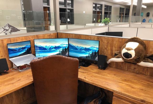 国外新员工问老板能不能装饰工位,老板同意后,万万没想到画风这么浮夸!