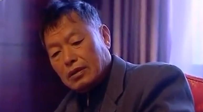94年父亲身价百万抛妻弃子,如今儿子身价上亿,父亲拉横幅逼相认
