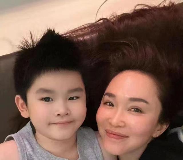 李铭顺|51岁范文芳和老公李铭顺同框，李铭顺胡须花白显沧桑，儿子才8岁