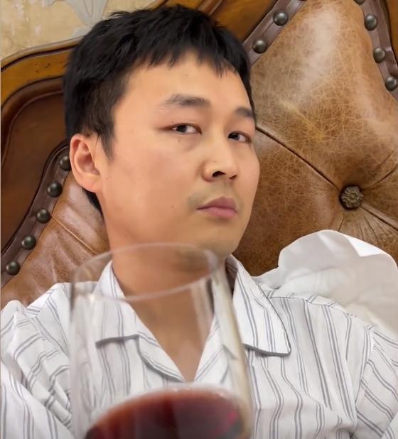 重庆男子喝老婆自酿葡萄酒中毒,结果老婆又端一杯,老公眼神亮了