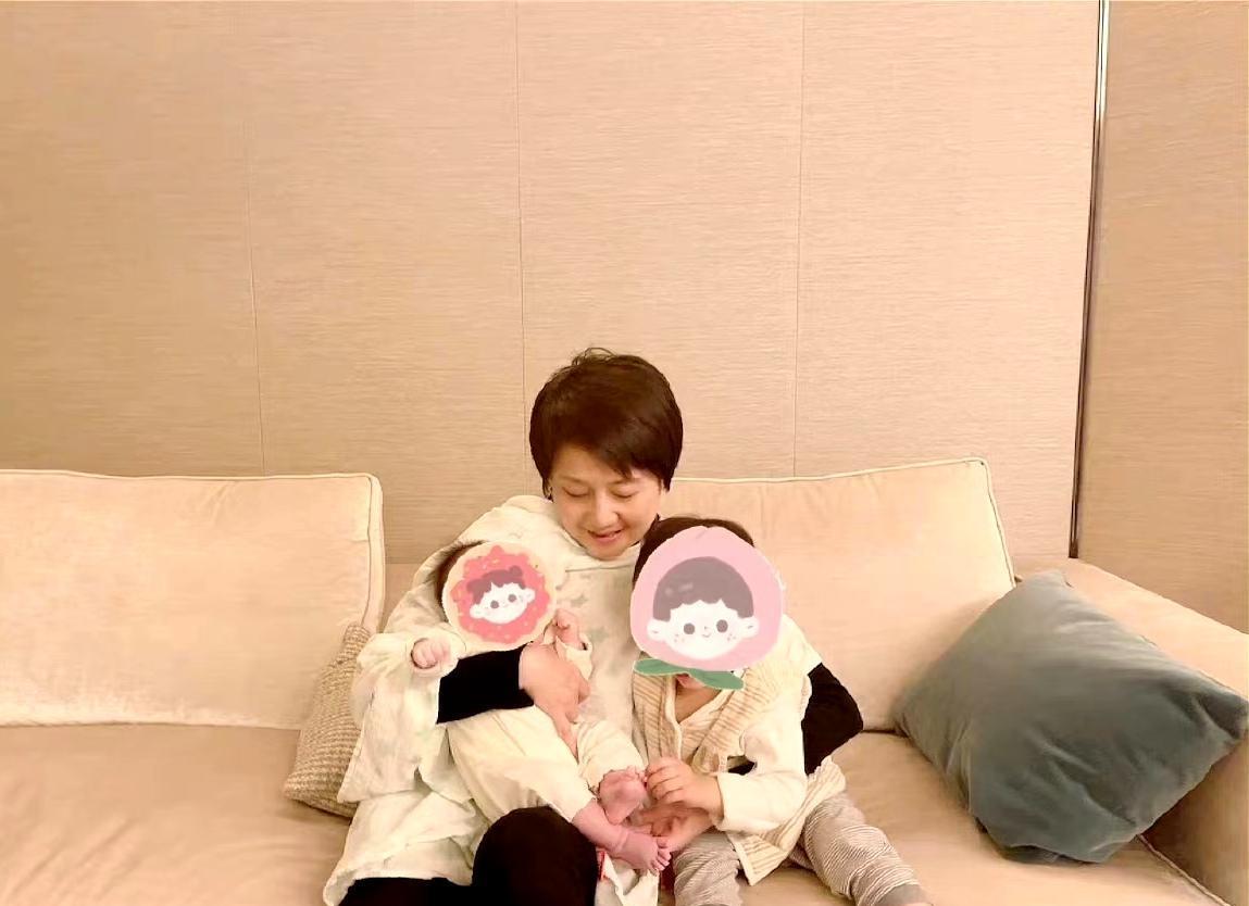 奚梦瑶|奚梦瑶提前过情人节,收到何猷君的花心情好,手上大颗钻戒超抢眼