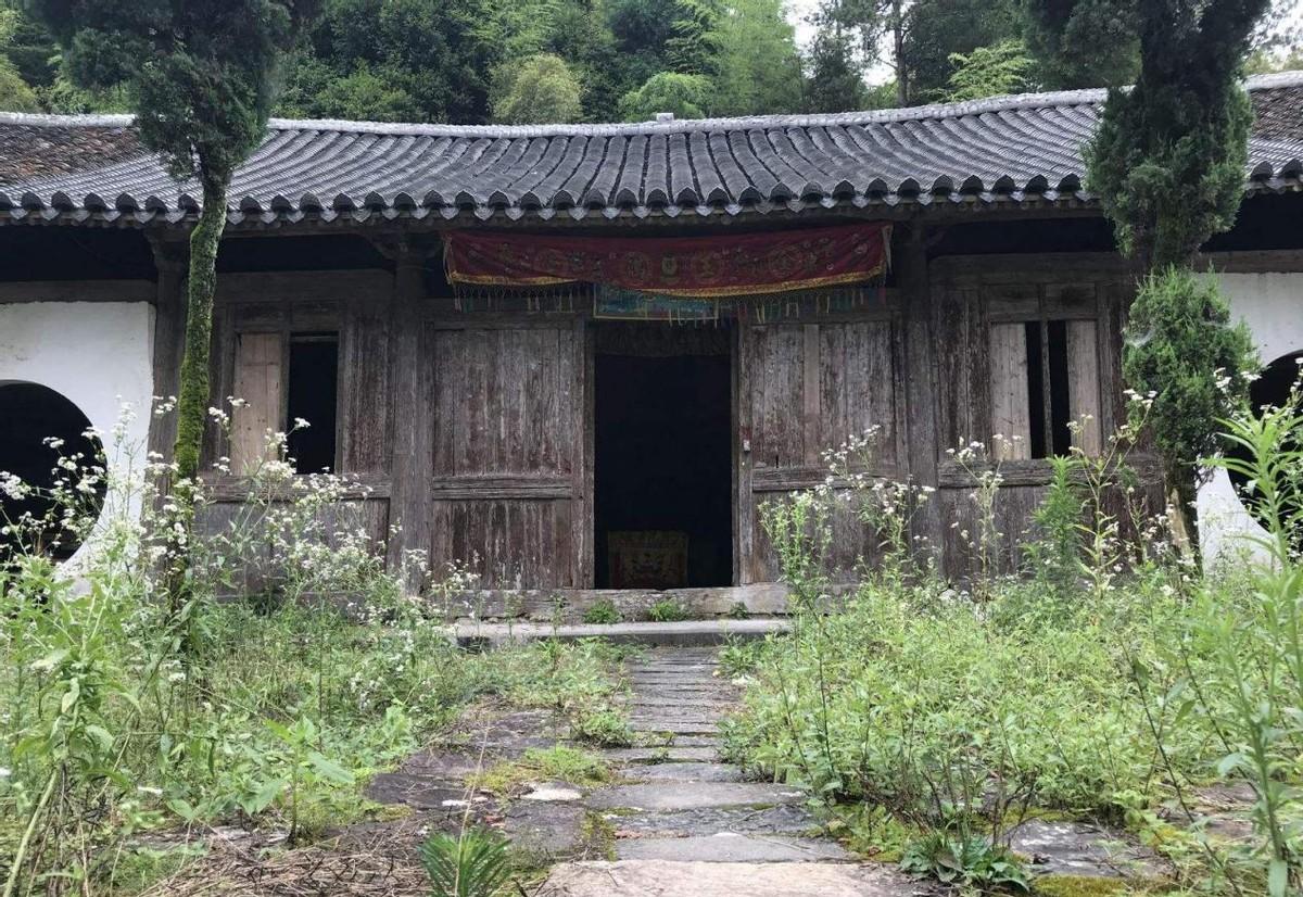 荒山野岭废弃的房子危险吗？当地老人：别随便进
