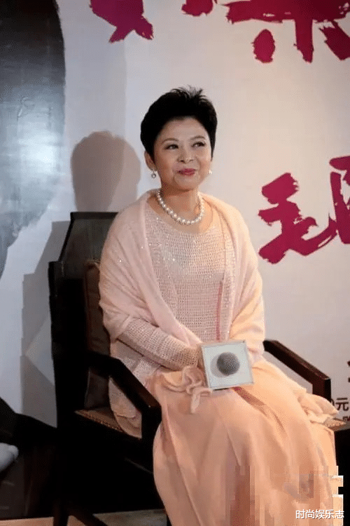 董文华又矮又是大妈身材，但尊重自然规律，看着反而优雅自然！