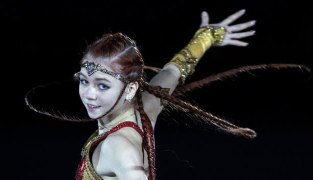 莎莎|太飒了！莎莎化身神奇女侠，脱外套全场尖叫，高难度蟹步滑行