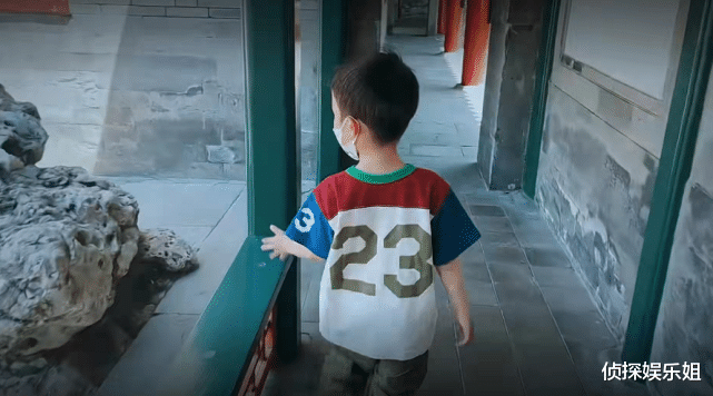 孙莉|孙莉罕见晒三胎儿子正脸，5岁弟弟和爸爸黄磊长超像，单眼皮抢镜