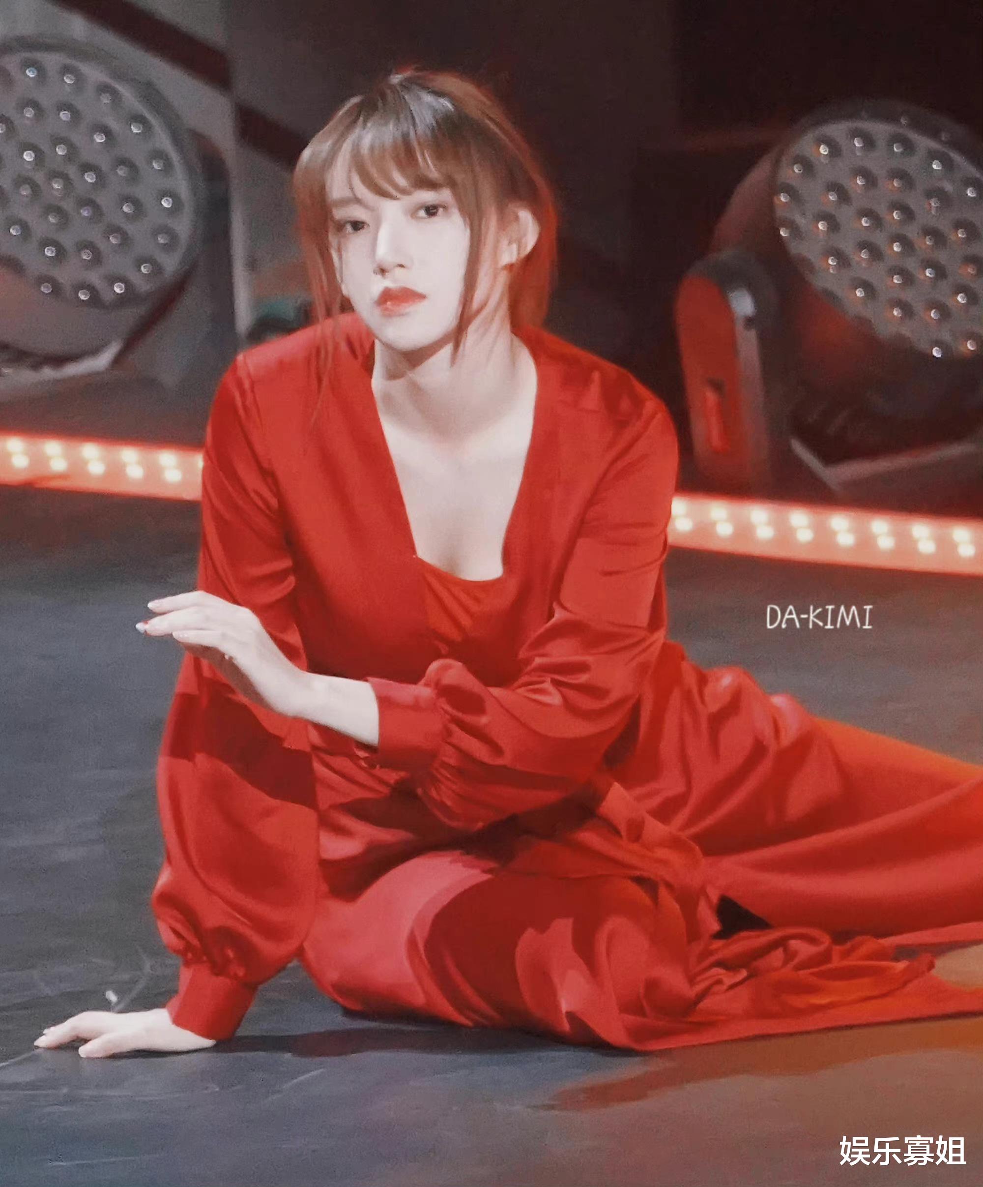 程潇|程潇《这就是街舞5》红裙饭拍，舞步轻盈，眼波流转，美到窒息