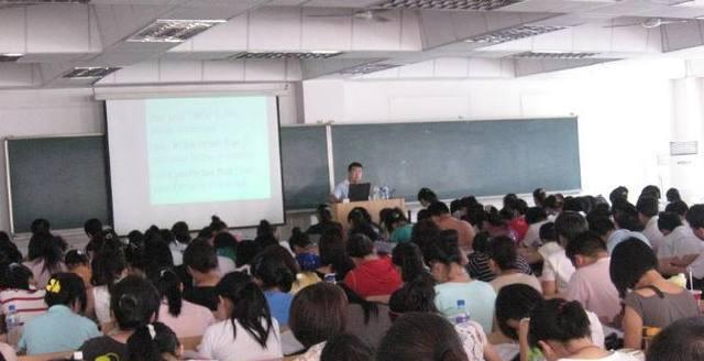 大学校园中的“黑色交易”,学生为了一时痛快,坑害了自己的未来