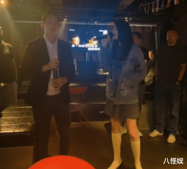 陈慧琳|陈慧琳买包被偶遇，弯腰问候网友毫无巨星架子，还获赞超模身材