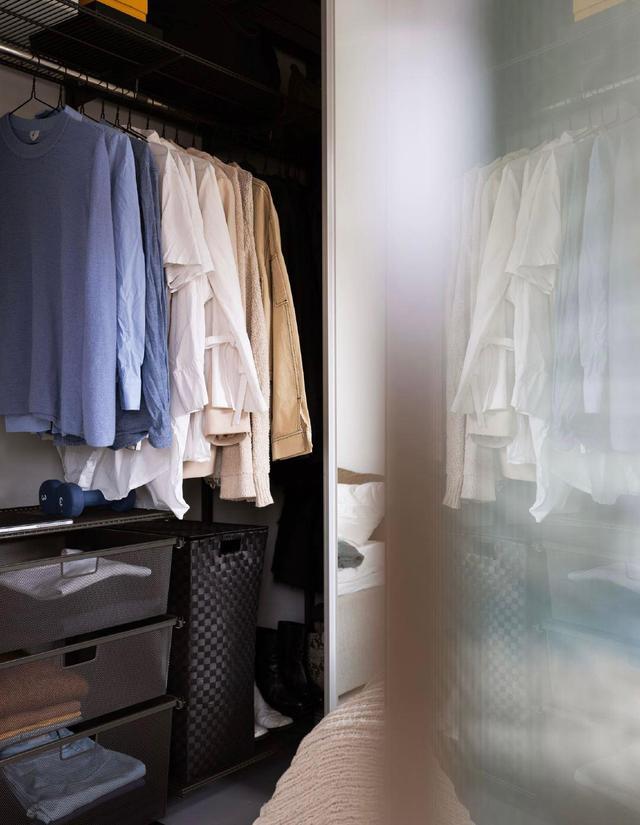 国外小女生的33平一室，木地板、卧室移门很加分，简单不失舒适感